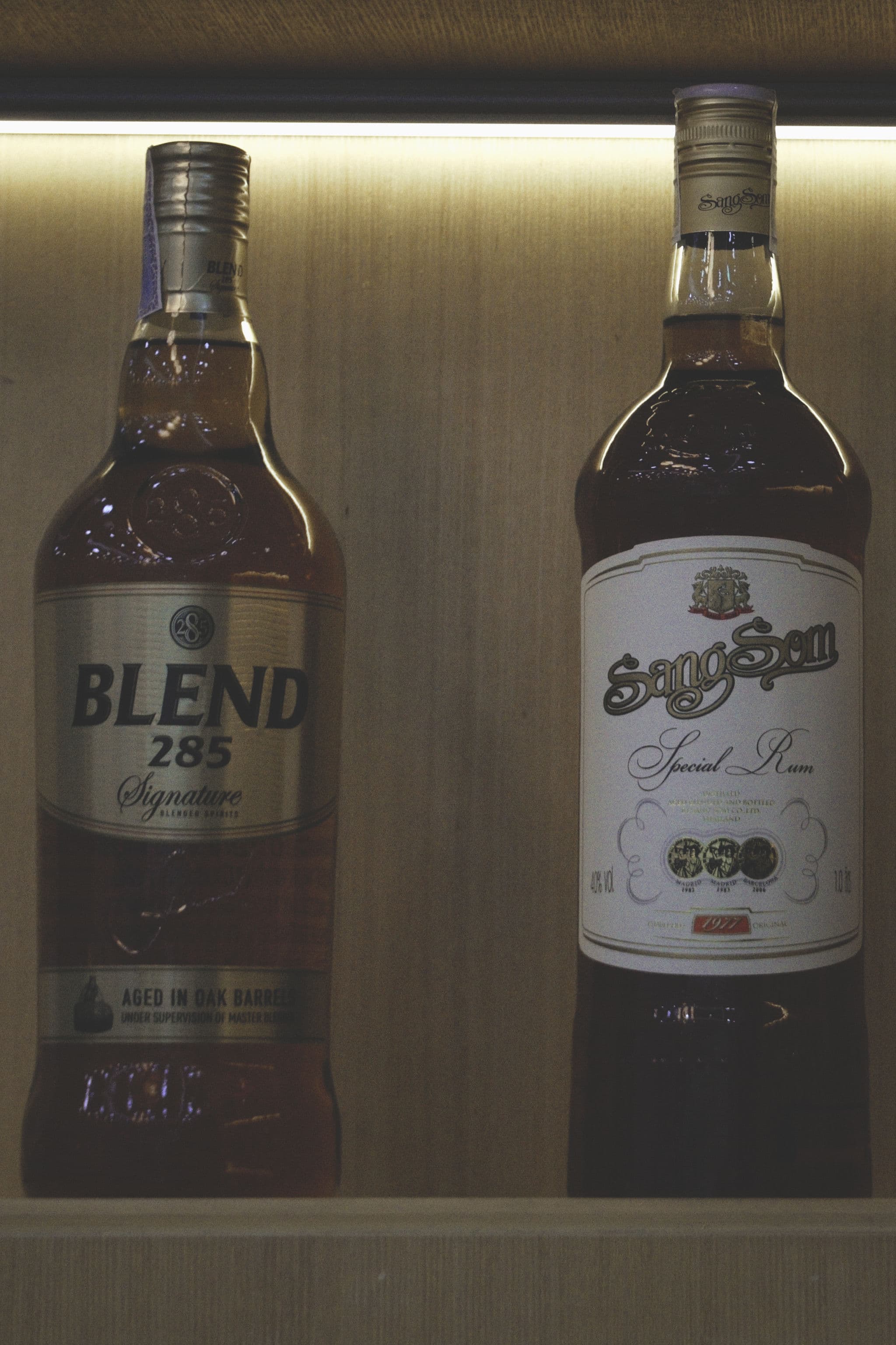 Enjoy a glass of Thai Whisky while choosing materials.