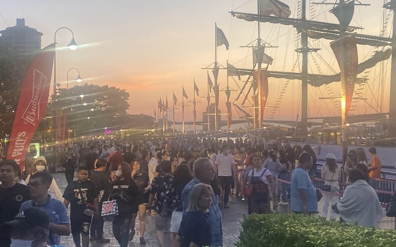 crowds of tourists at asiatique the riverfront