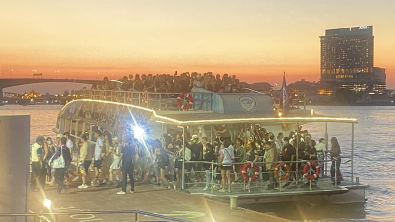 tourists arriving at the asiatique market