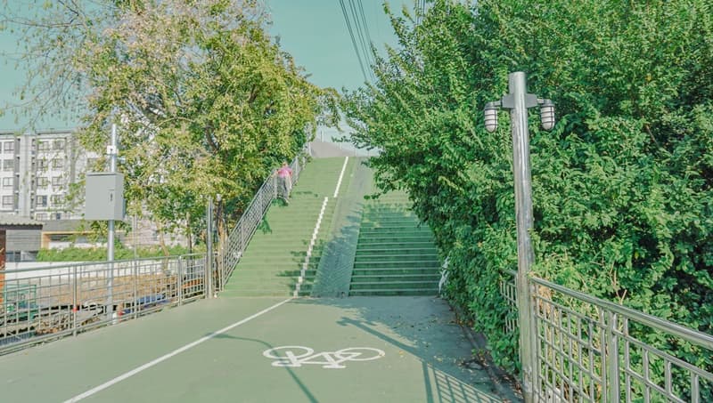 the bangkok green mile stairs
