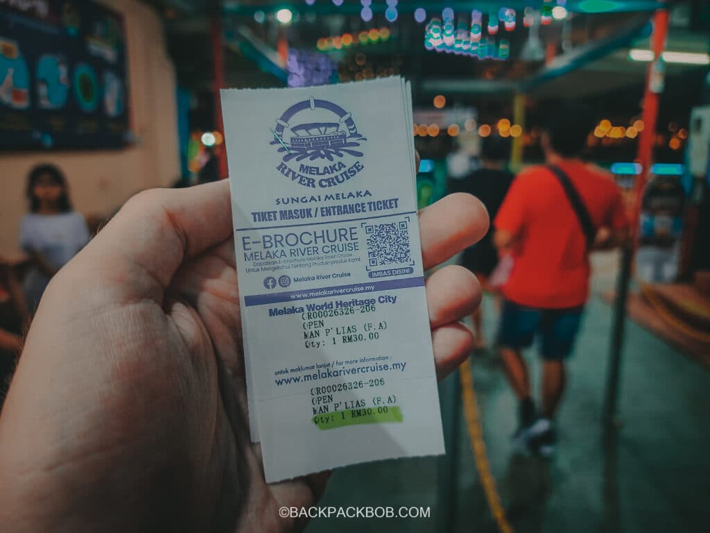 ticket booth and que where to buy buying ticket for Melaka river cruise