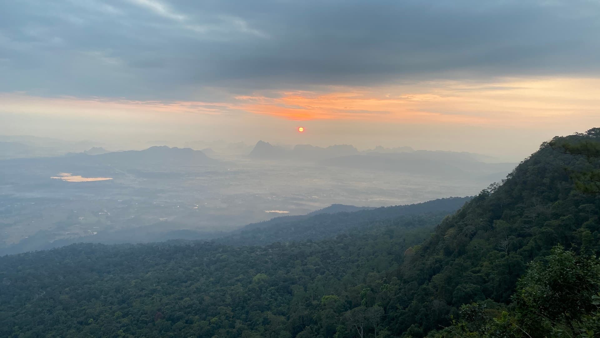 Sunrise in Phu Kradueng National Park Thaialnd at Nok An Cliff