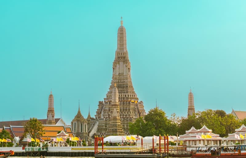 bangkok temple wat arun full temple photo taken accros the rive