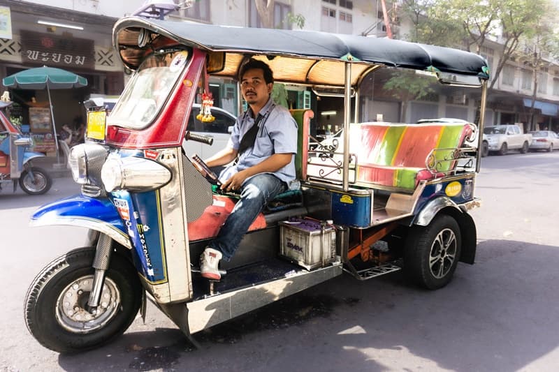 tuk tuk transport between the bangkok temples