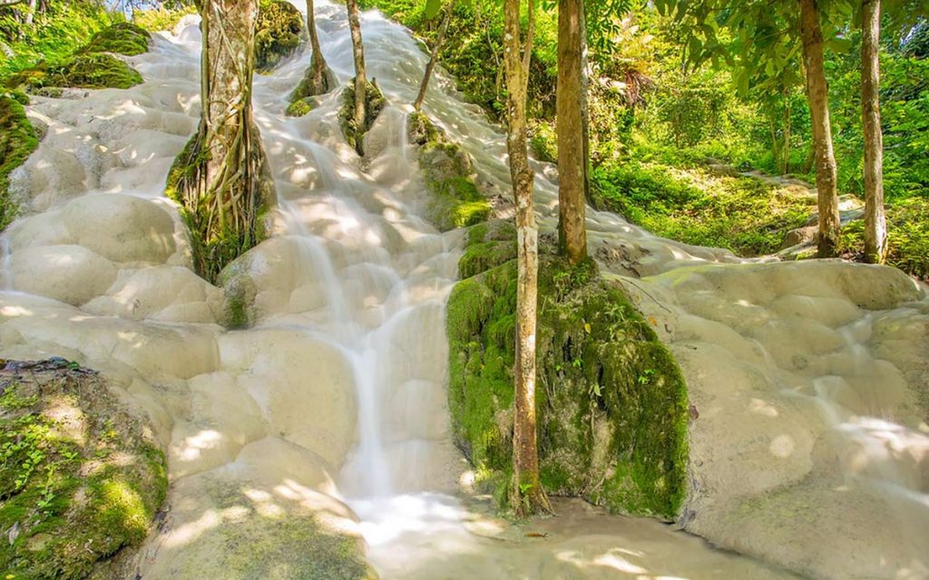 sticky falls bua tong waterfall what to do in chiang mai