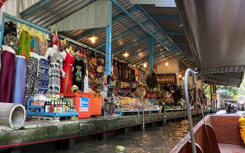 A Boat Ride On The Deamneon Suduak Floating Market