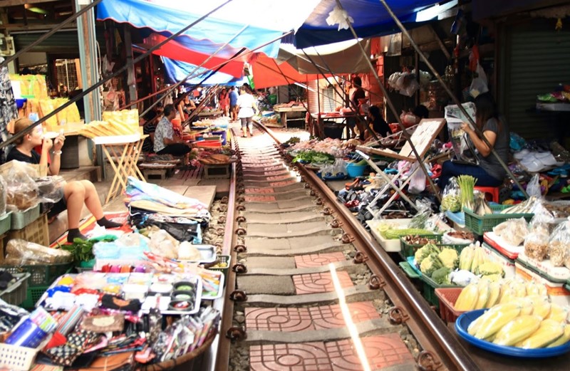 Railway Market Maeklong