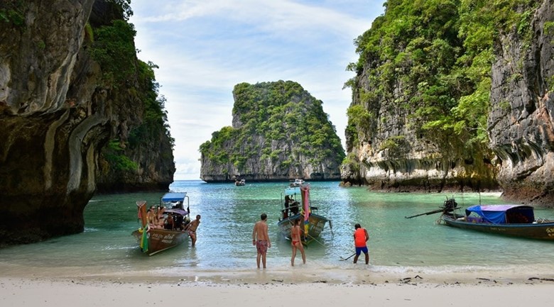 how to book the cheapest boat tour of phi phi islands thailand phuket