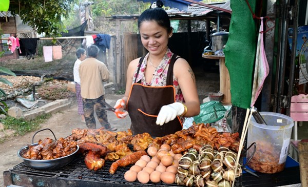 shoult i tip at thai markets street food vendors