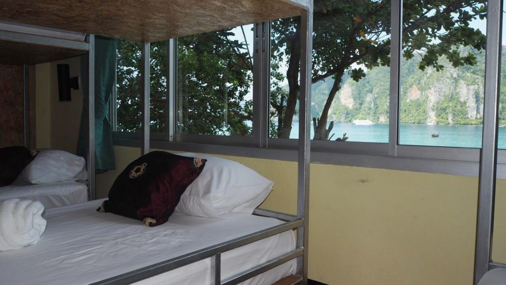 where to stay in phi phi island for backpackers