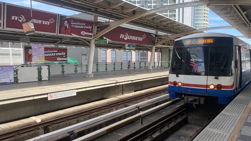 Bangkok bts skytrain entering station