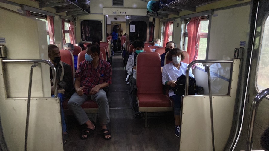 aircon seating bangkok to Vientiane train