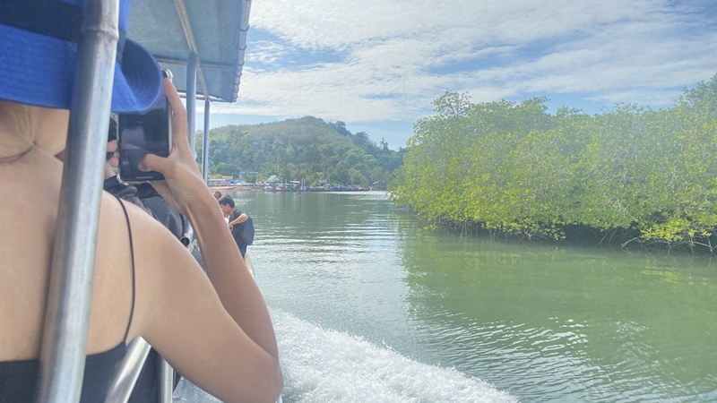 arriving to koh Jum on the longtail boat from Laem Kruat