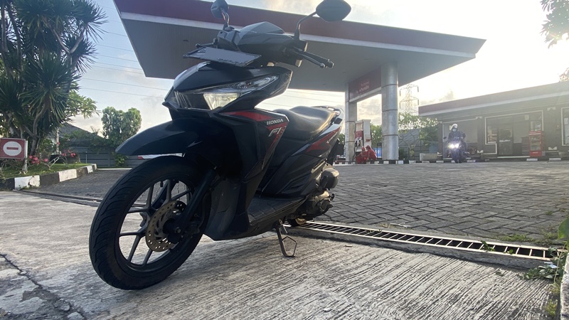 beginer learning to ride a scooter in thailand