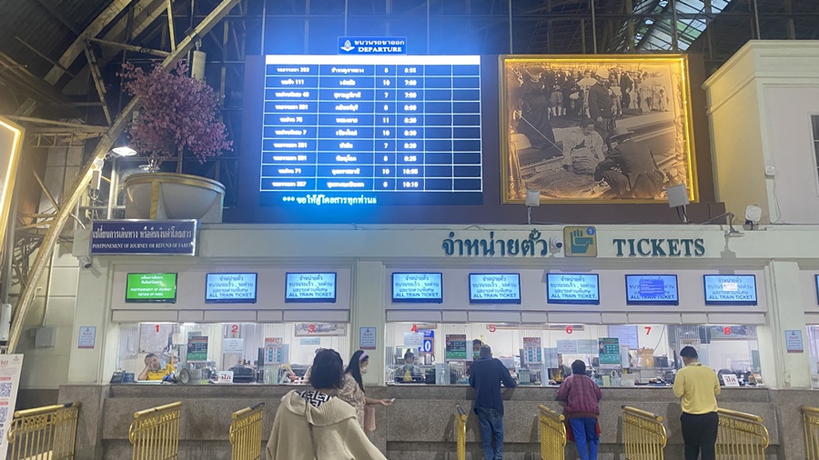 buy train tickets from bangkok to Vientiane at the train station kiosk