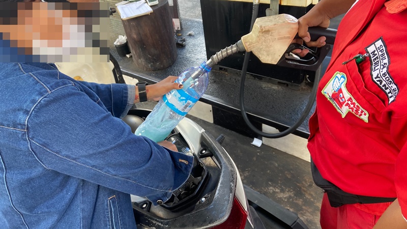 learn to fill a scooter with gasoline in asia