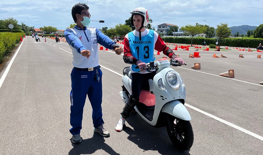 learning to ride a scooter lesson in phuket thailand