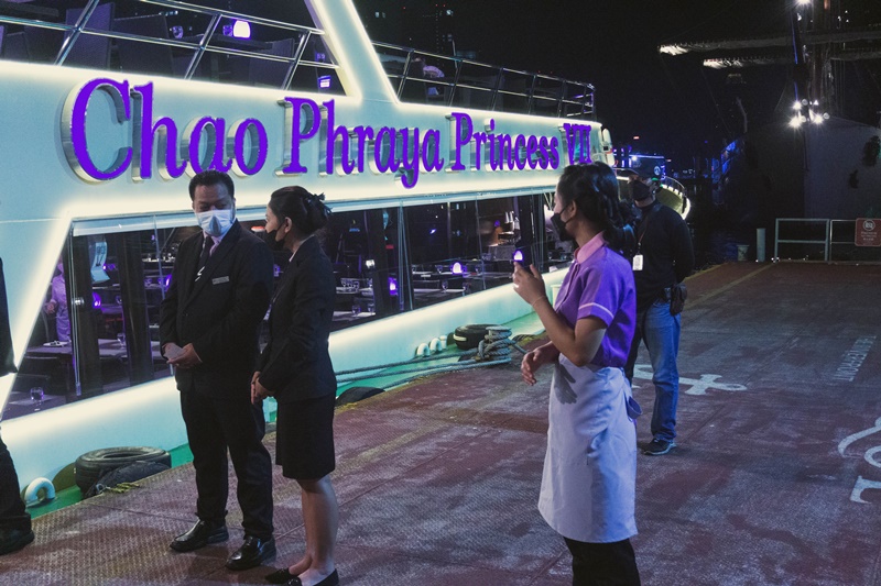 Chao Phraya Prices III Boat Passengers Boarding the Bangkok Dinner Cruise