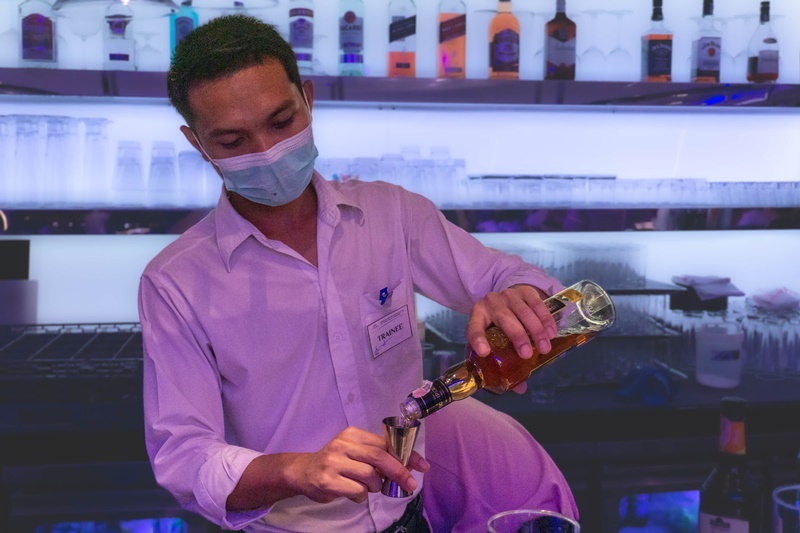 bartender on the bangkok dinner cruise