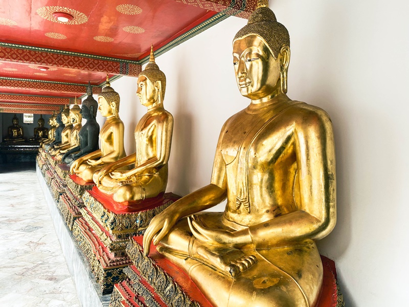 buddha statues situate in the Bangkok temple
