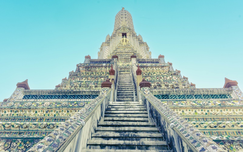 close up of bangkok famous temple wat arun spire