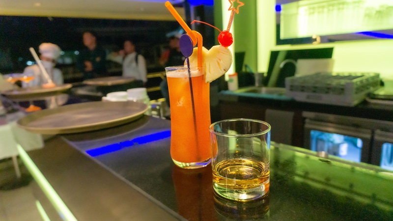 cocktails on the chao prayha bangkok river dinner cruise whisky and mai thai