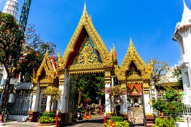 entrance to bangkok croc temple