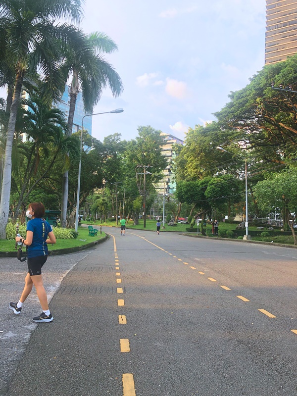 jogging in lumpini pank bangkok runners