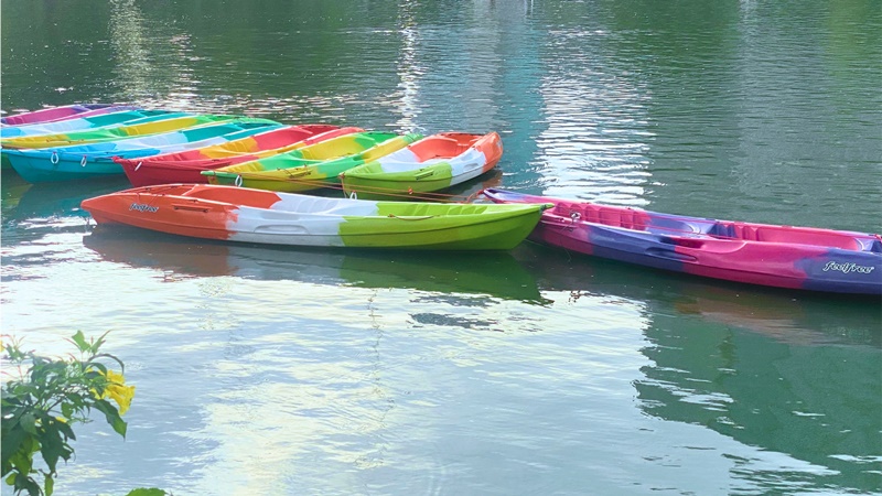 rent a kayak at lumpini park lake