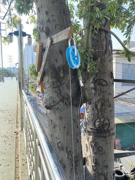 rope and pulley system to order food at the green mile bridge 1