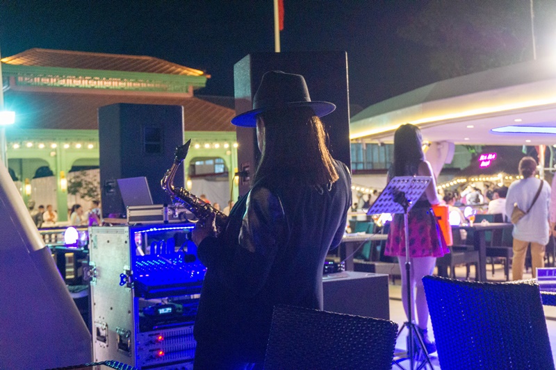 saxaphone player on bangkok dinner cruise entertainment
