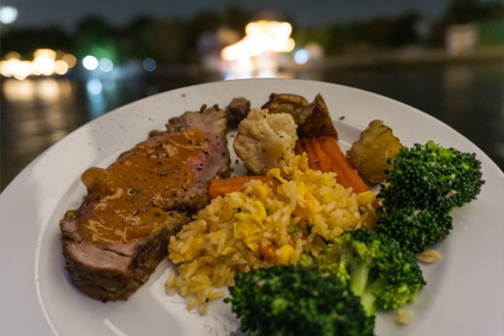 steak dinner on the bangkok river cruise