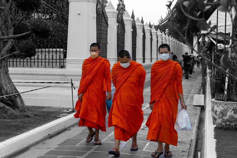 what buddhist monks wear at a thai temple