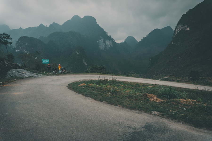 ha giang loop in vietnam cliff ledge overlooking the mountains