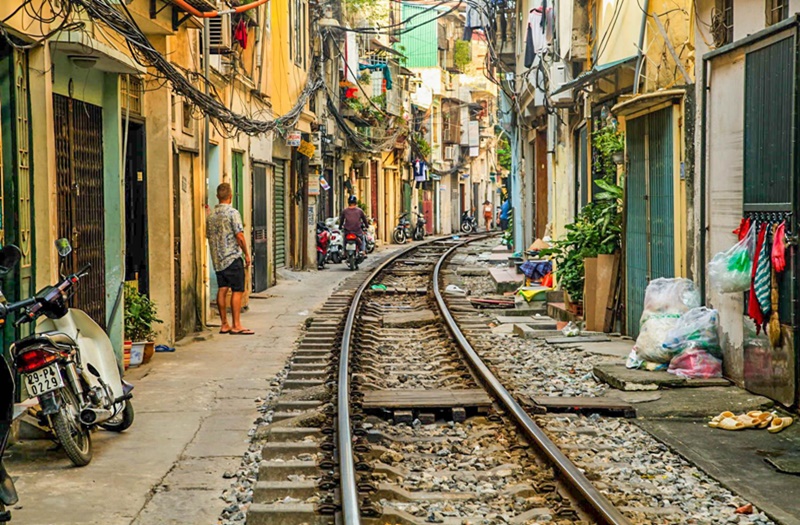 hanoi train street