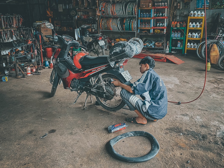 mechanic bike repair on ha giang loop