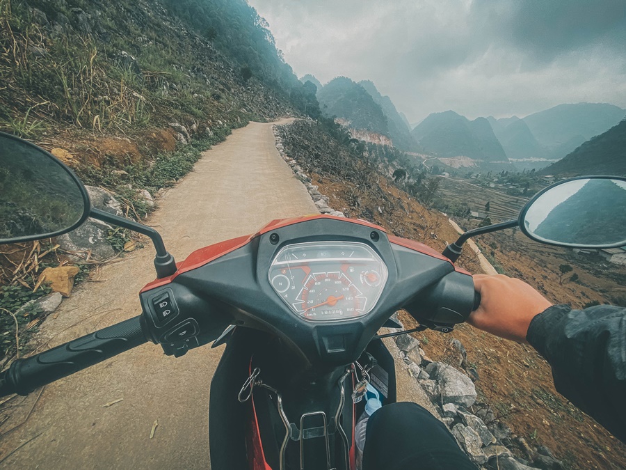 riding a motorcycle bike along the ha giang loop