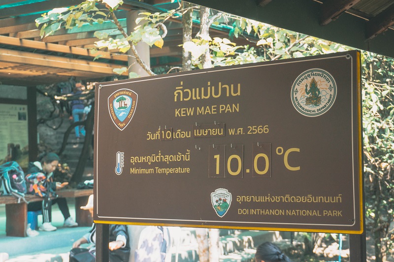 temperature weather board at doi inthanon national park shows temperature in degrees c cold