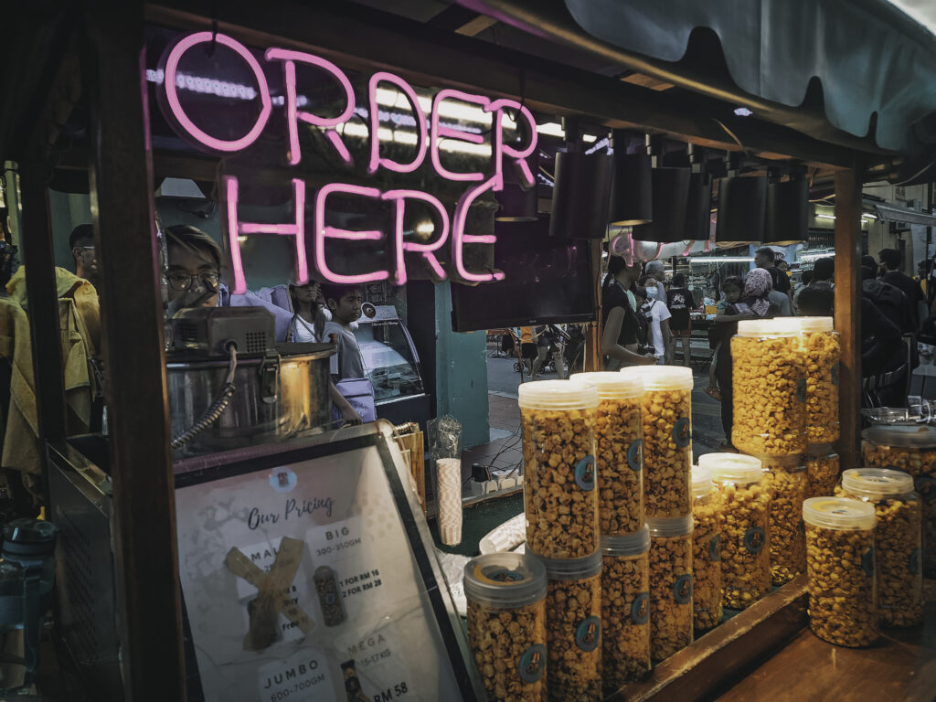 A popcorn and food vendor at the jONKER Street Market Jonkers Street Market | Jonkers Street Weekend Market | Jonkers Street Night Market | Jonkers Street Market in Melaka