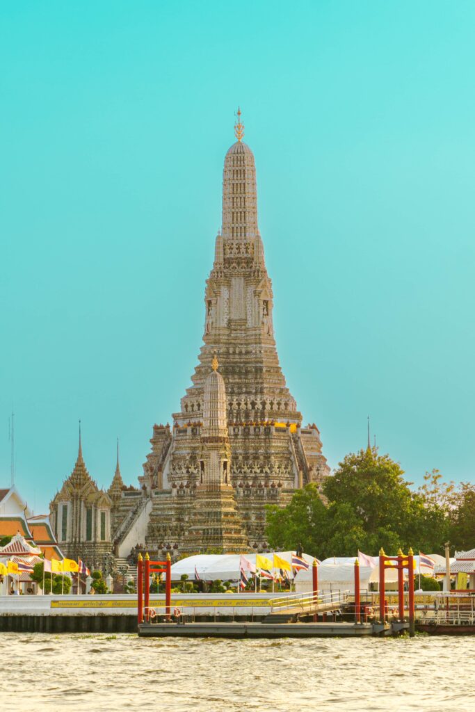 getting to wat arun bangkok temple on the bts skytrain