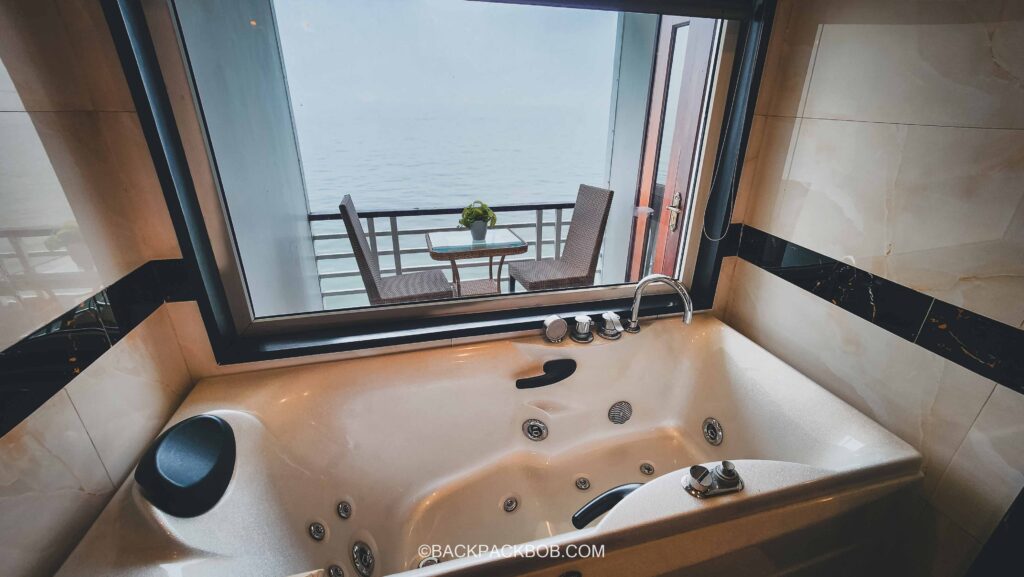 ha long bay boat cruise with luxury room type including balcony and bathtub 1