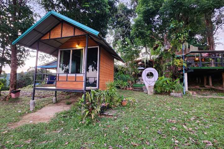 huts for sleepings accomodations local samet nangshee thailand