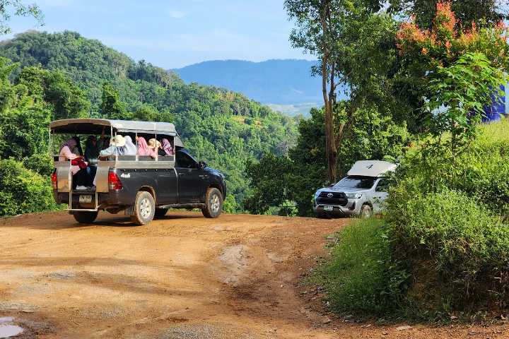 trucks traveling to bring tourists to top of samet nangsee