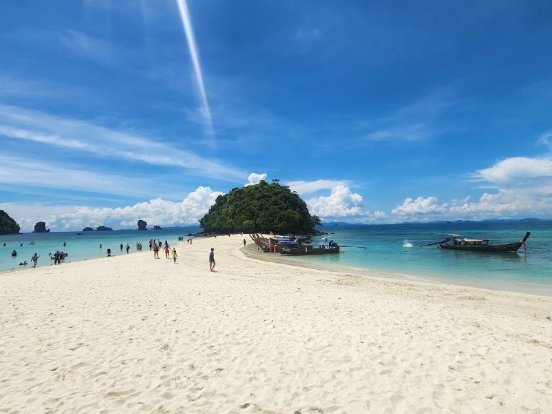 Koh Moore island on krabi 4 island tour connected with thalae waek sandbar